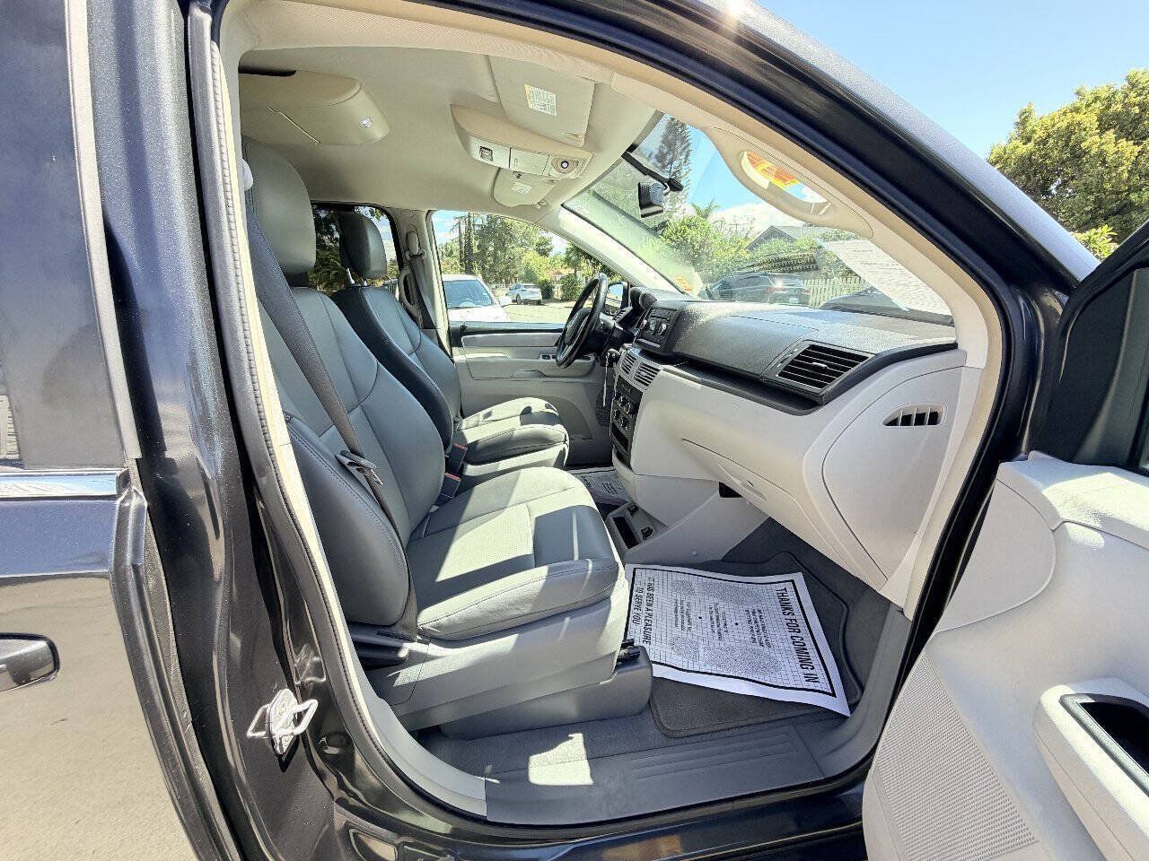Used 2011 Volkswagen Routan SE FWD image 19