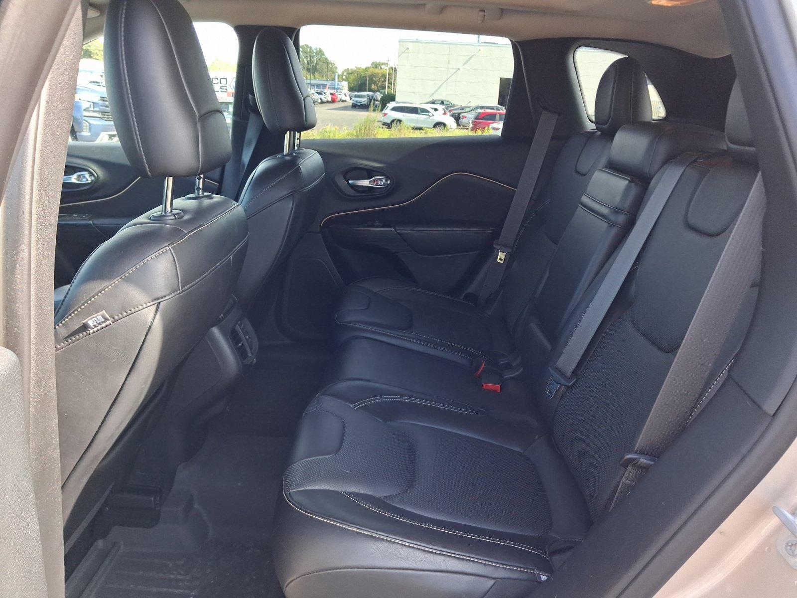 Used 2015 Jeep Cherokee Limited w/ Luxury Group AWD/4WD image 17