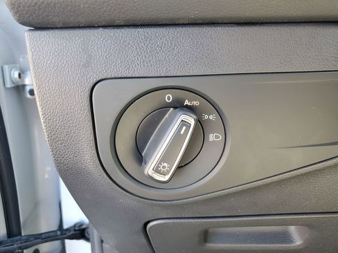 Used 2018 Volkswagen Tiguan SE w/ Panoramic Sunroof Package image 32