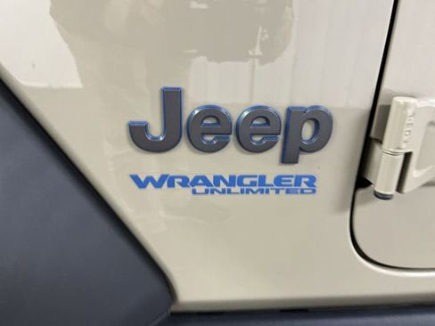 Used 2022 Jeep Wrangler Unlimited Rubicon w/ Cold Weather Group image 31