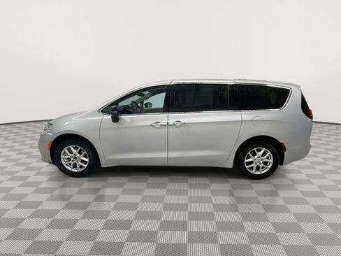 Used 2024 Chrysler Pacifica Touring-L image 6