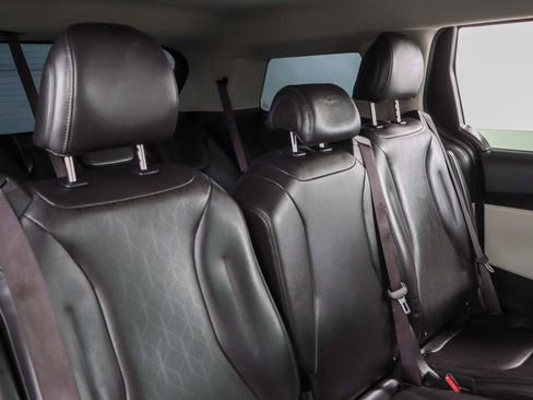 Used 2024 Kia Carnival LX image 28