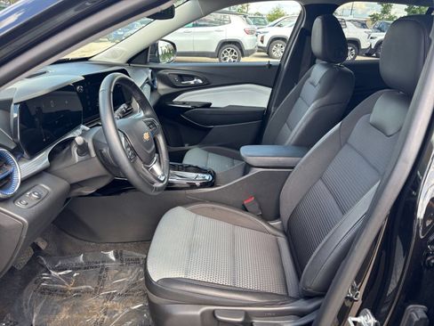 Used 2025 Chevrolet Trax LT w/ LT Convenience Package FWD image 25