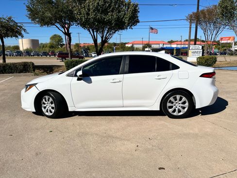 Used 2021 Toyota Corolla LE image 9