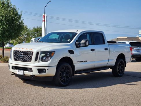 Used 2019 Nissan Titan SV w/ SV Convenience Package image 5