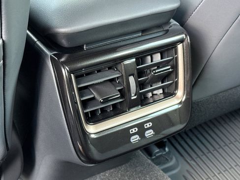 Certified 2025 Toyota Crown Signia image 17