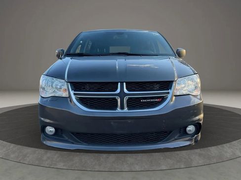 Used 2019 Dodge Grand Caravan SXT image 2