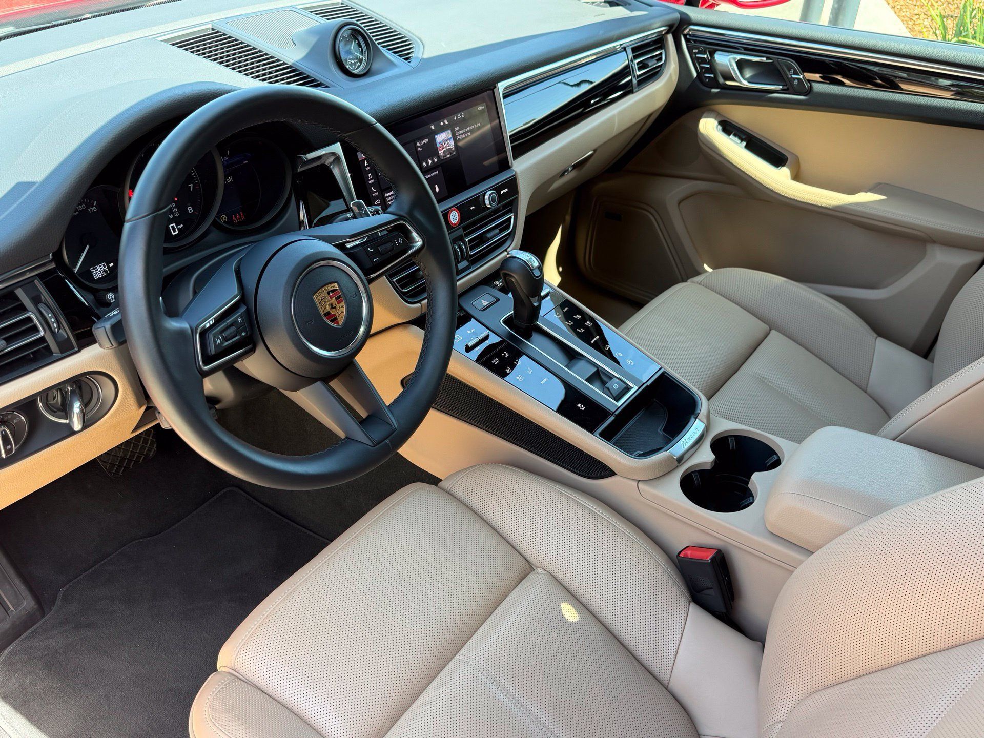 Certified 2026 Porsche Macan AWD/4WD image 4