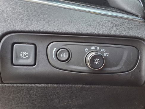 Used 2019 Buick Enclave Essence image 18