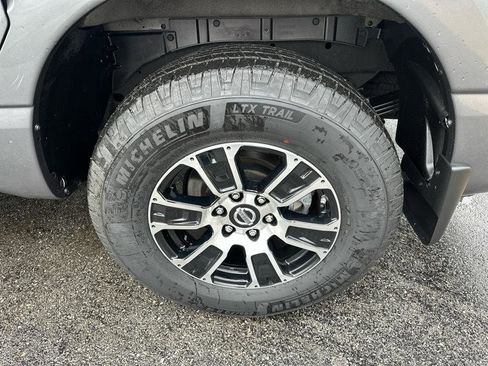 Used 2021 Nissan Titan SV w/ SV Convenience Package image 11