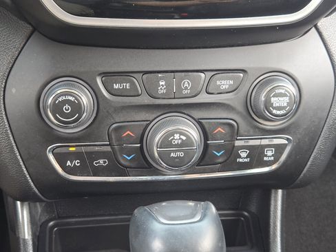 Used 2022 Jeep Cherokee Limited w/ Elite Package image 22