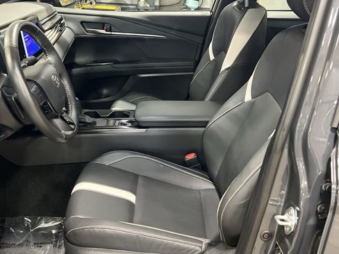 Used 2025 Toyota Camry SE FWD image 13