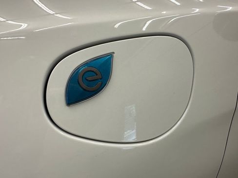 Certified 2024 Chrysler Pacifica Limited FWD image 16