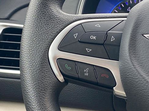 Used 2016 Chrysler 200 Limited image 7