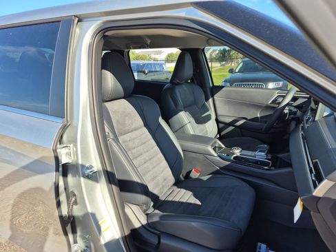 Used 2026 Chevrolet Trax LS FWD image 46