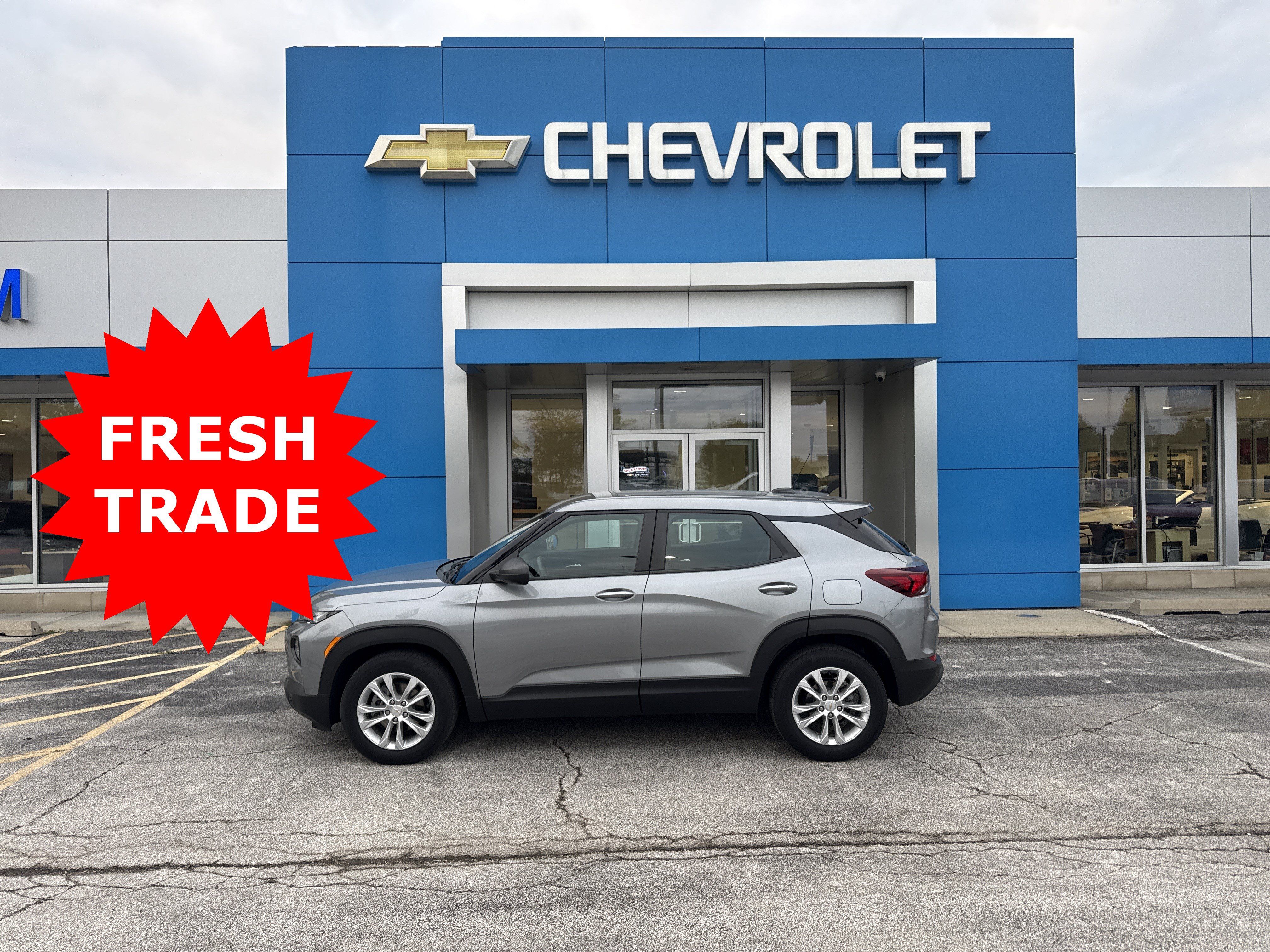 Used 2023 Chevrolet TrailBlazer LS FWD image 2