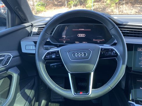 Used 2022 Audi e-tron S Premium Plus image 23