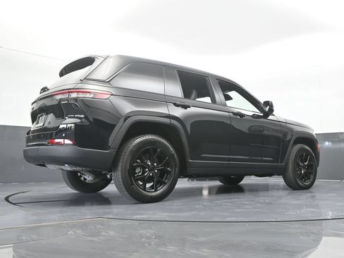 Used 2025 Jeep Grand Cherokee Altitude RWD image 62