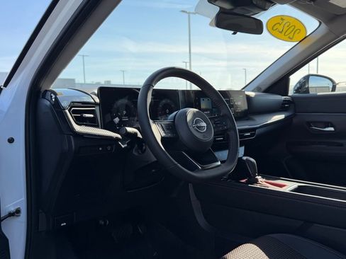 Used 2025 Nissan Kicks SR FWD image 11