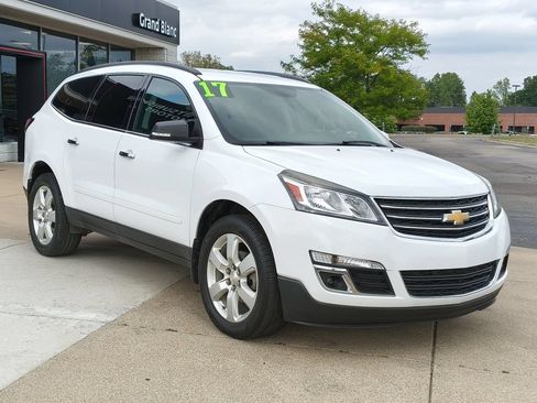 Used 2017 Chevrolet Traverse LT w/ Style and Technology Package AWD/4WD image 3