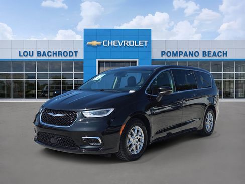 Used 2023 Chrysler Pacifica Touring-L FWD image 3