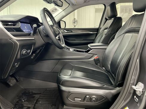 Used 2022 Jeep Grand Cherokee Limited image 19