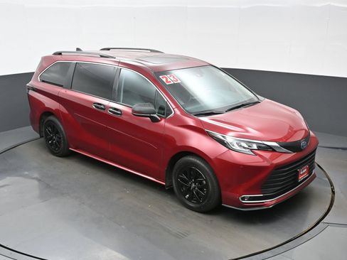 Used 2023 Toyota Sienna XLE FWD image 36
