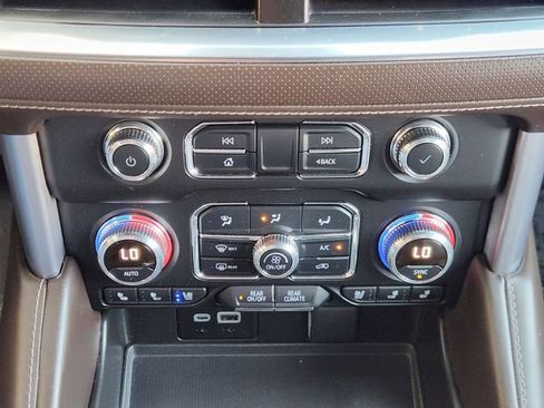 Used 2024 GMC Yukon SLT image 16