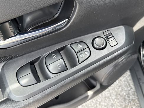 Used 2021 Nissan Kicks SV image 31