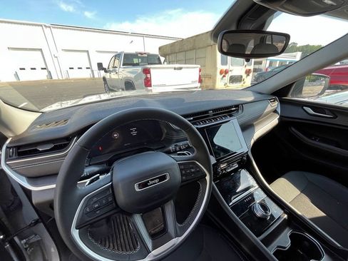 Used 2023 Jeep Grand Cherokee Laredo AWD/4WD image 10