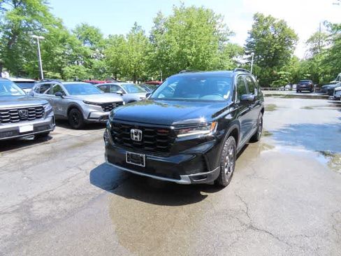 Certified 2025 Honda Pilot TrailSport image 1