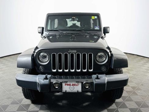 Used 2018 Jeep Wrangler Unlimited Sahara w/ Connectivity Group AWD/4WD image 2