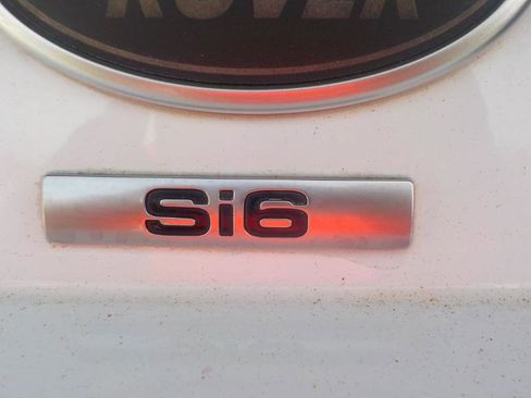 Used 2018 Land Rover Discovery SE image 9