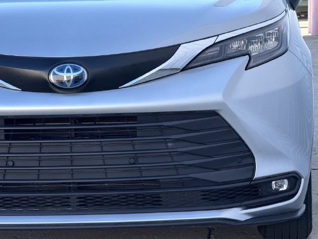 Used 2025 Toyota Sienna XLE FWD image 9