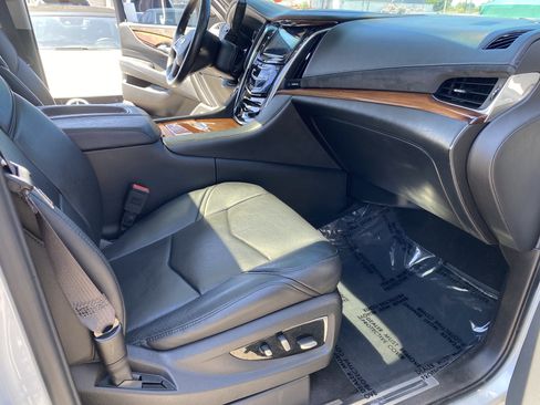 Used 2016 Cadillac Escalade Luxury RWD image 27