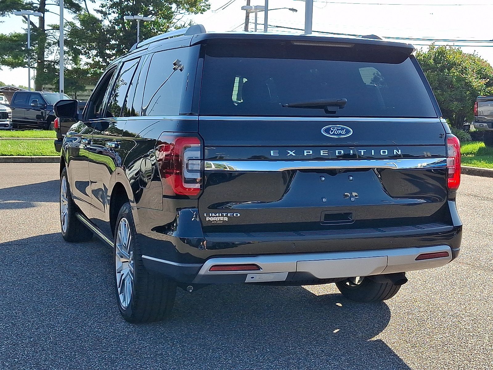 Used 2024 Ford Expedition Limited AWD/4WD image 8