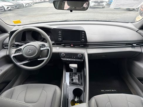 Used 2022 Hyundai Elantra SEL FWD image 18