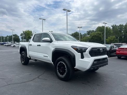 Used 2024 Toyota Tacoma TRD Off-Road AWD/4WD image 4