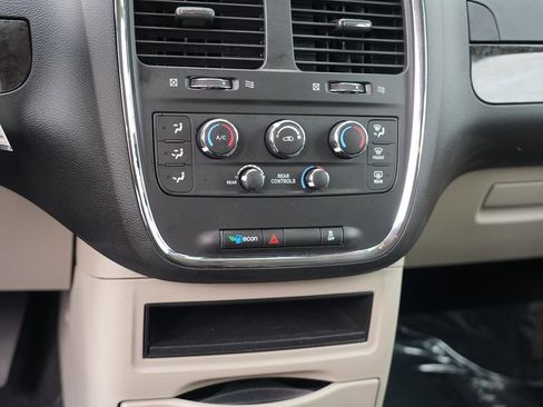 Used 2018 Dodge Grand Caravan SE w/ UConnect Hands-Free Group FWD image 23