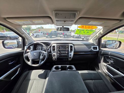 Used 2018 Nissan Titan SV image 2