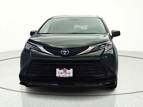 Used 2022 Toyota Sienna LE image 2