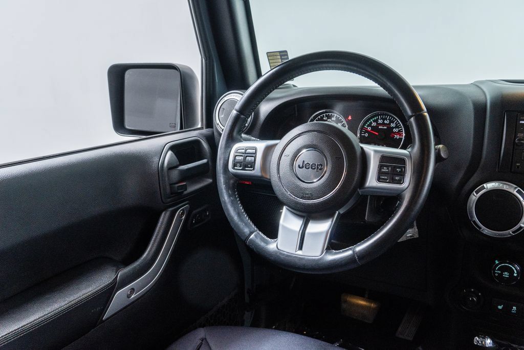 Used 2015 Jeep Wrangler Unlimited Rubicon AWD/4WD image 18