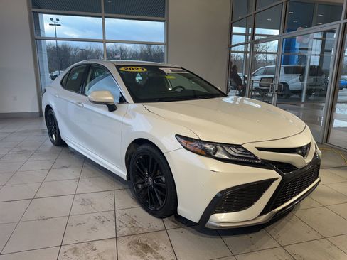 Used 2023 Toyota Camry XSE image 3