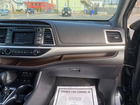 Used 2019 Toyota Highlander LE AWD/4WD image 29