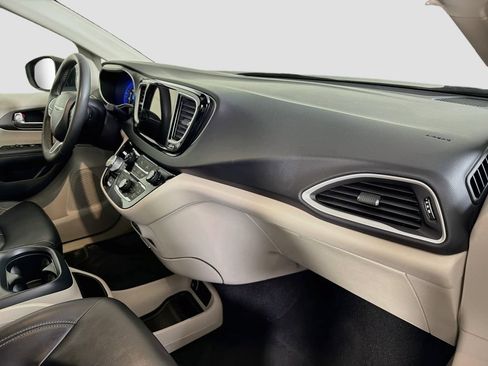 Used 2023 Chrysler Pacifica Touring-L FWD image 32