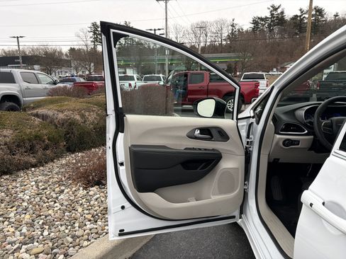 Used 2024 Chrysler Pacifica Touring-L image 11