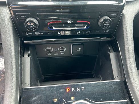 Used 2023 Jeep Grand Cherokee Laredo AWD/4WD image 22