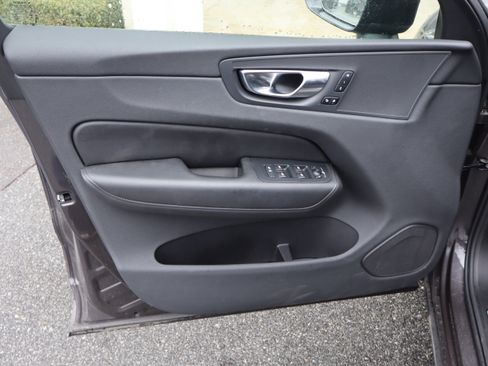 Used 2025 Volvo XC60 B5 Plus image 15