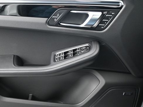 Certified 2026 Porsche Macan AWD/4WD image 13
