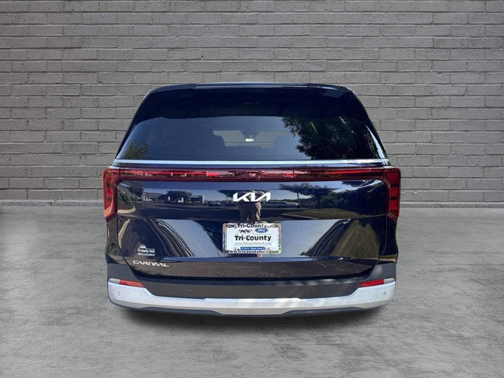 Used 2025 Kia Carnival FWD image 6